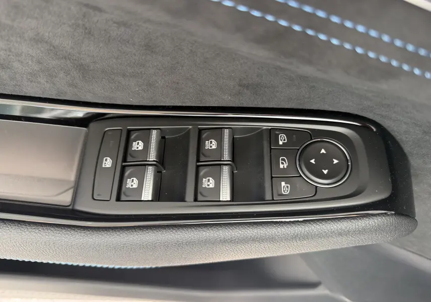 Gros plan sur les commandes de lève-vitres et rétroviseurs côté conducteur du Renault Austral E-Tech 200 Esprit Alpine.