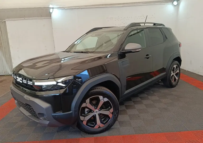 Dacia Duster Journey Hybrid 155 noir, vue 3/4 avant droit, avec jantes alliage et barres de toit noires.