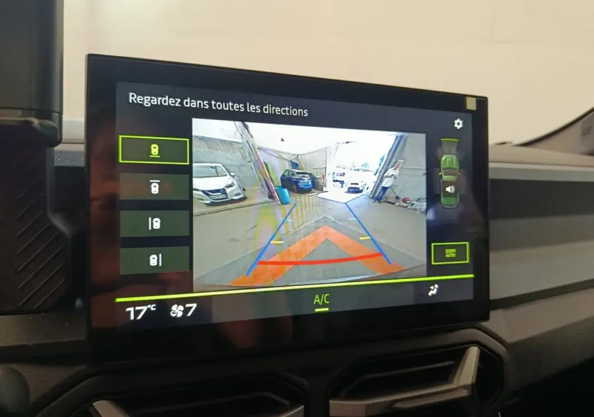 Écran tactile intérieur du Dacia Duster Journey Hybrid 155 montrant la caméra de recul avec guidage de trajectoire.