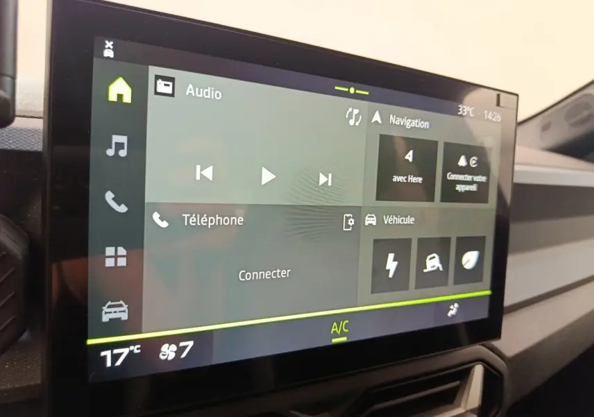 Écran tactile central du tableau de bord du Dacia Duster noir, affichant les menus audio, navigation et véhicule.