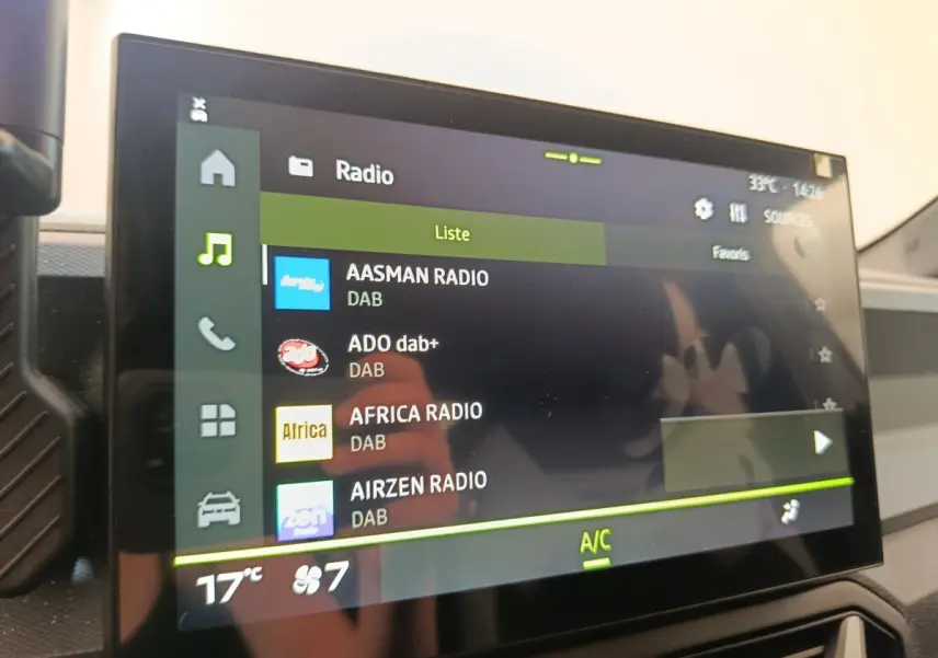 Écran tactile central du tableau de bord du Dacia Duster Journey Hybrid 155, affichage radio DAB.