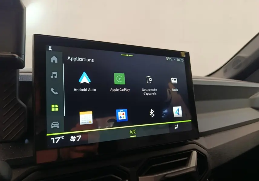 Écran tactile central du tableau de bord du Dacia Duster Journey Hybrid 155 noir, affichant les applications Android Auto et Apple CarPlay.