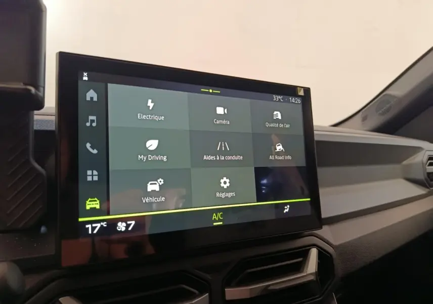 Écran tactile central du tableau de bord du Dacia Duster Journey Hybrid 155 noir, affichant les options de conduite.