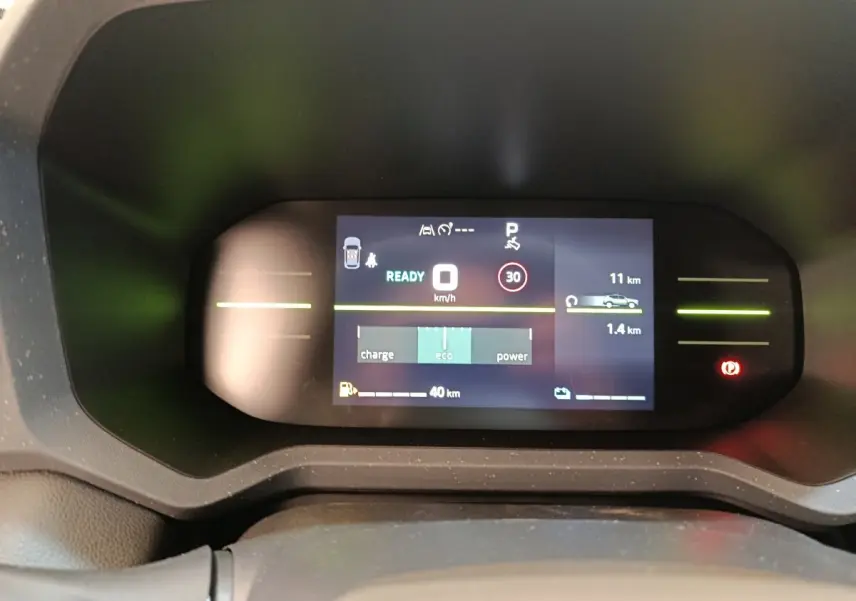 Affichage numérique du combiné d'instruments du Dacia Duster Journey Hybrid 155, avec indicateurs de vitesse et autonomie.