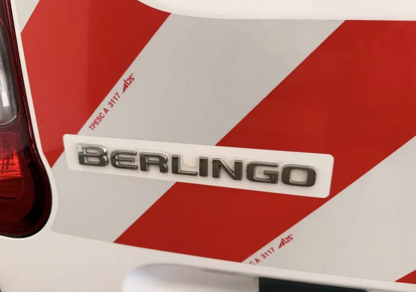 Gros plan sur l'arrière blanc du Citroën Berlingo 2019 avec marquage rouge et blanc de sécurité et logo BERLINGO.