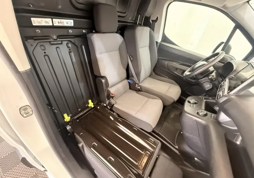 Vue intérieure côté gauche du Citroën Berlingo blanc 2019, montrant les sièges avant et la console centrale.