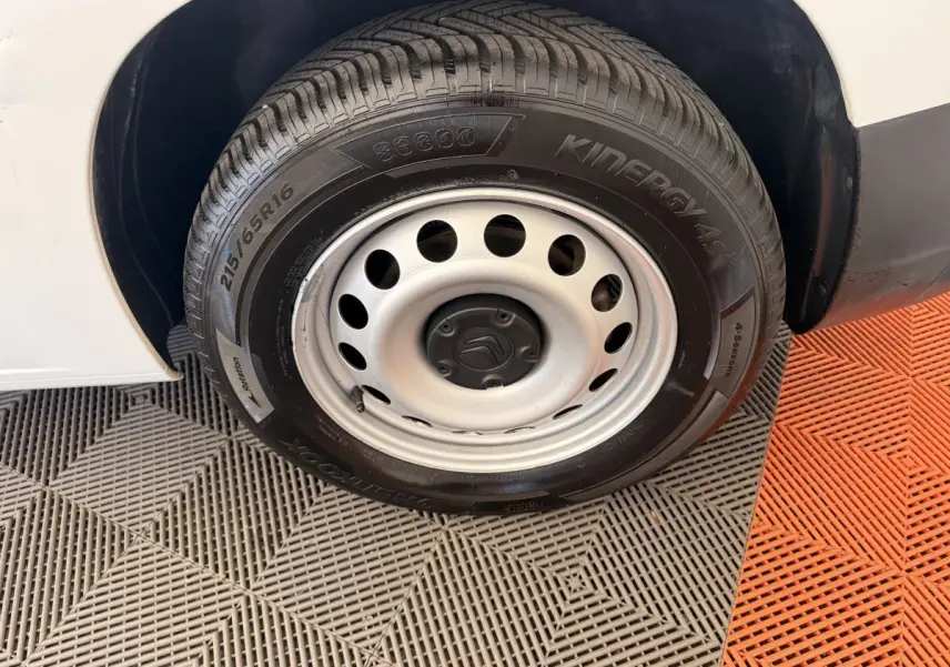 Gros plan sur la roue avant droite du Citroën Berlingo blanc de 2019 avec jante acier et pneu Hankook.