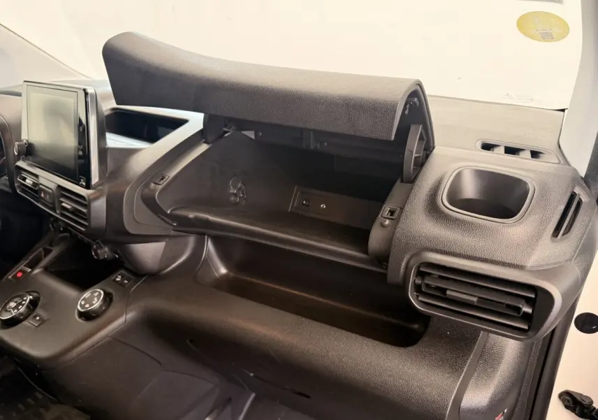 Intérieur du Citroën Berlingo 2019, vue côté passager sur la boîte à gants ouverte et la console noire.