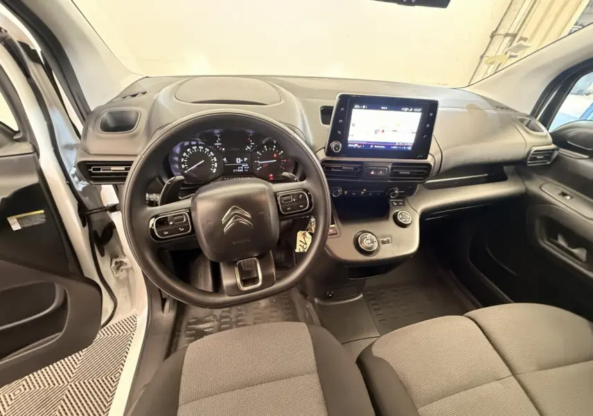 Vue intérieure du poste de conduite du Citroën Berlingo blanc 2019, avec volant multifonction et écran tactile central.