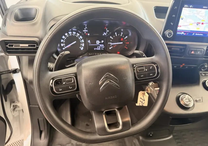 Vue intérieure centrée sur le volant noir du Citroën Berlingo blanc 2019 avec tableau de bord et écran tactile visible.