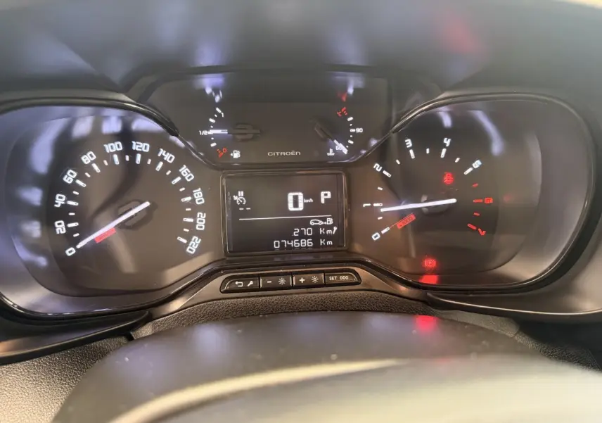 Tableau de bord du Citroën Berlingo 2019, affichage numérique au centre avec compte-tours et vitesse en km/h.