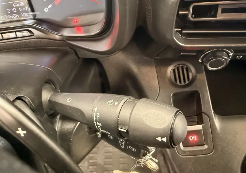 Gros plan sur la commande d’essuie-glace côté gauche du tableau de bord noir du Citroën Berlingo blanc de 2019.