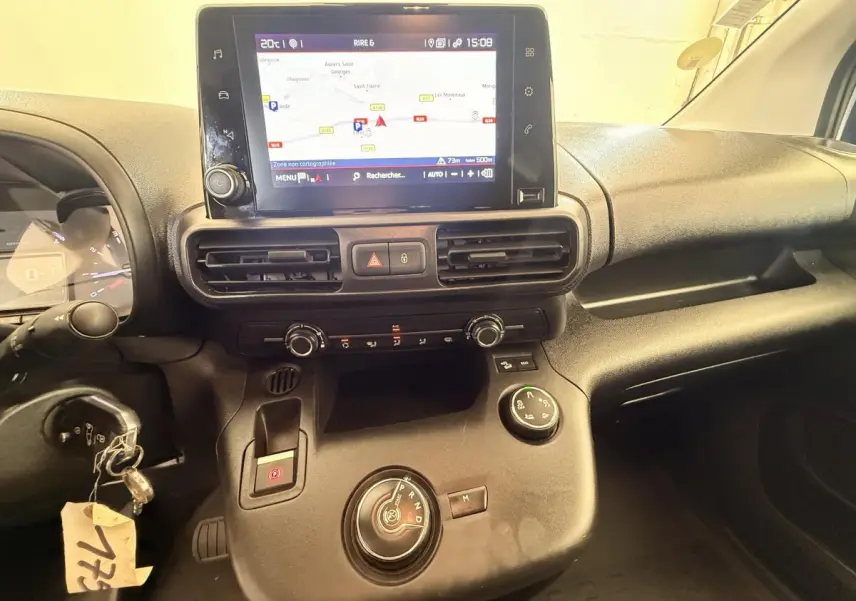 Intérieur du Citroën Berlingo 2019 vu de face, tableau de bord avec écran tactile et commande de boîte automatique circulaire.