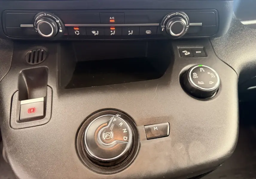 Vue rapprochée de la console centrale du Citroën Berlingo 2019, montrant la molette de boîte auto et les commandes de climatisation.