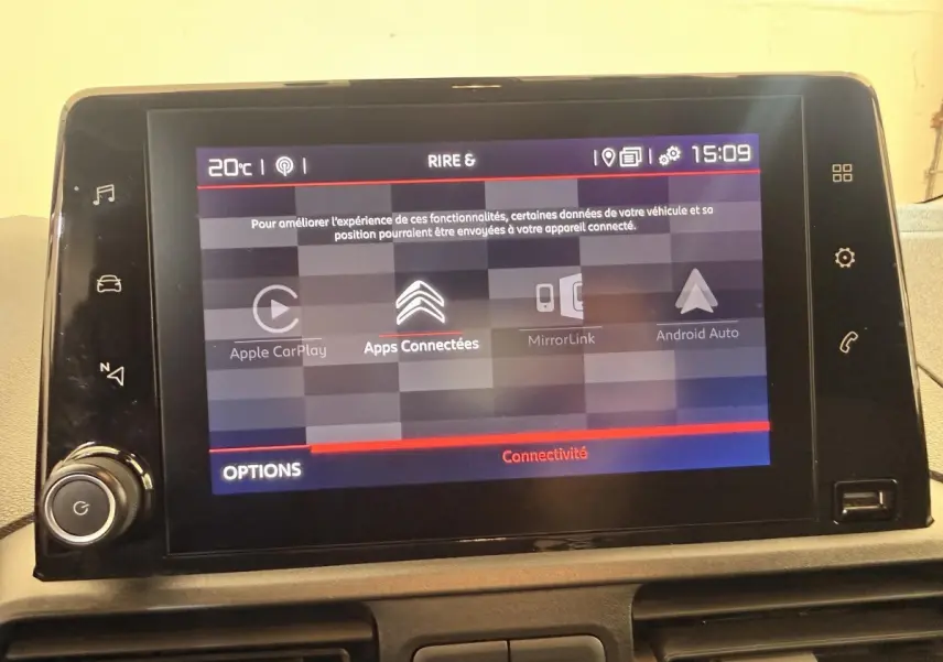 Écran tactile central du Citroën Berlingo 2019 affichant les options de connectivité Apple CarPlay, MirrorLink et Android Auto.