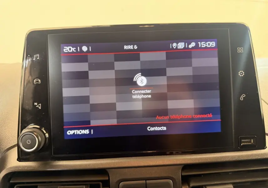 Écran tactile central du tableau de bord du Citroën Berlingo 2019, affichant la connexion Bluetooth et les options téléphone.