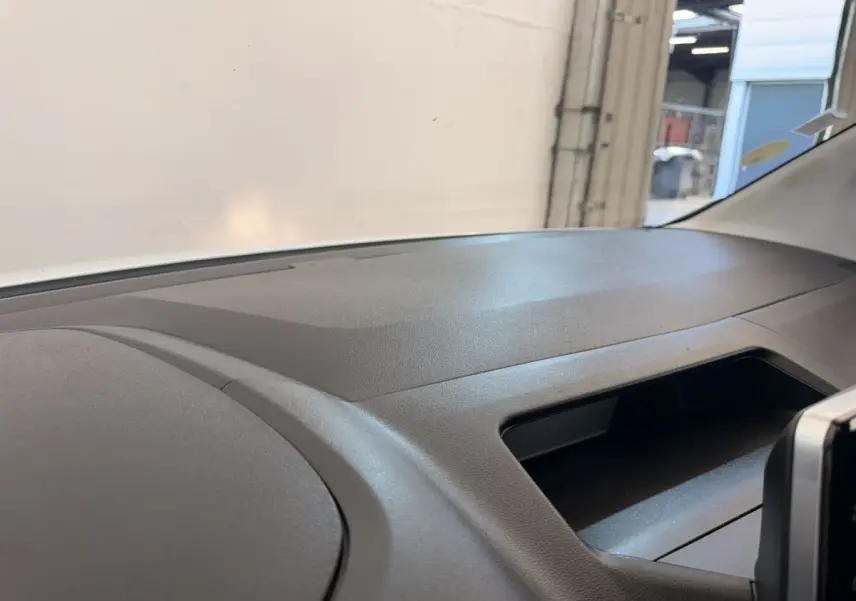 Tableau de bord noir du Citroën Berlingo 2019, vue intérieure côté passager avec rangement ouvert.