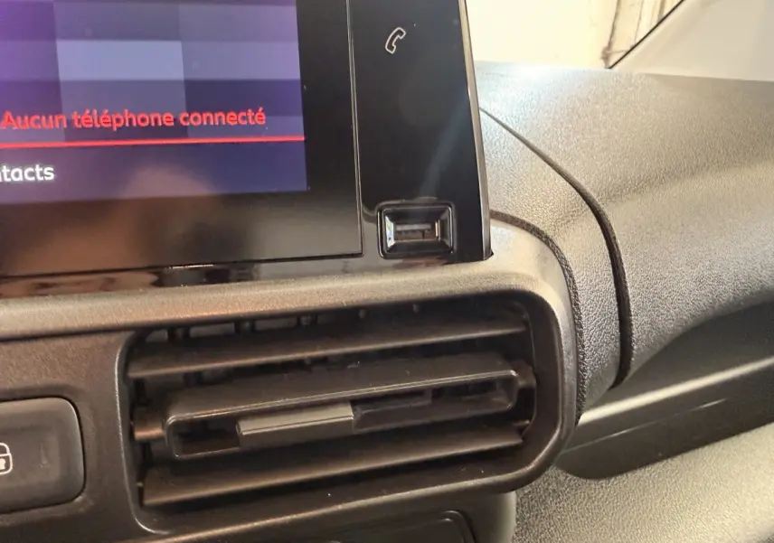Détail de la console centrale du Citroën Berlingo 2019, montrant l'écran tactile et la sortie d'air noire.