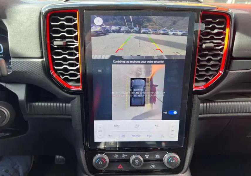 Vue rapprochée de l'écran tactile central avec caméra de recul du Ford Ranger Raptor gris météore 2025.