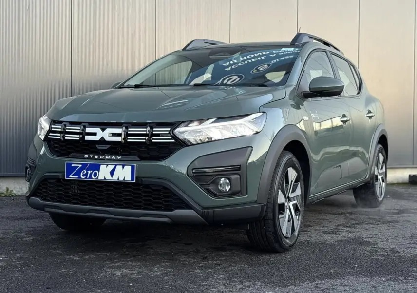 Dacia Sandero Stepway 2025 kaki lichen en 3/4 avant droit avec barres de toit et jantes spécifiques.