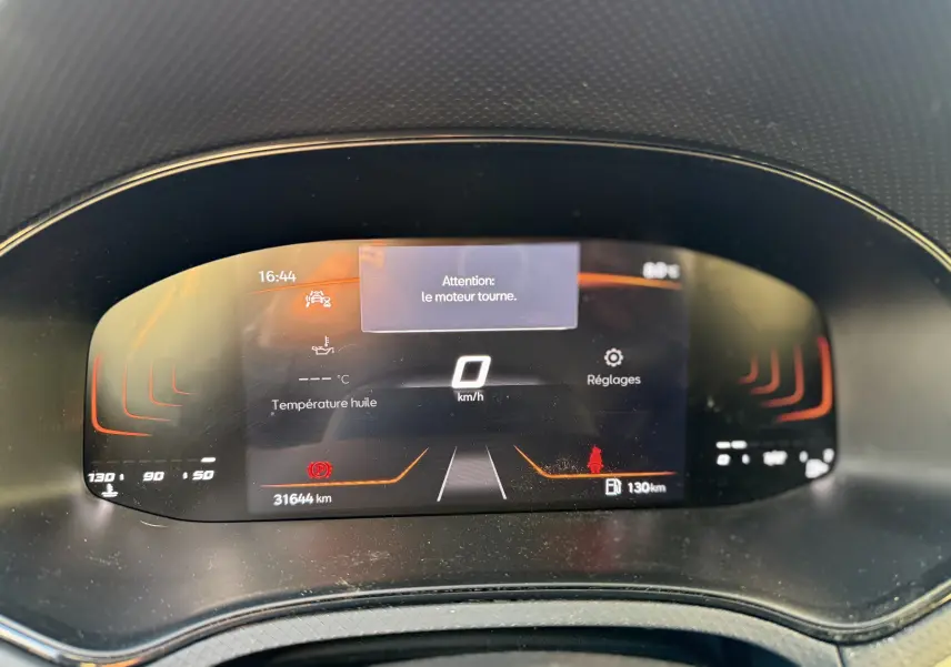 Intérieur de la SEAT IBIZA 2023, vue du tableau de bord et levier de vitesse manuelle, ambiance noire et blanche moderne.