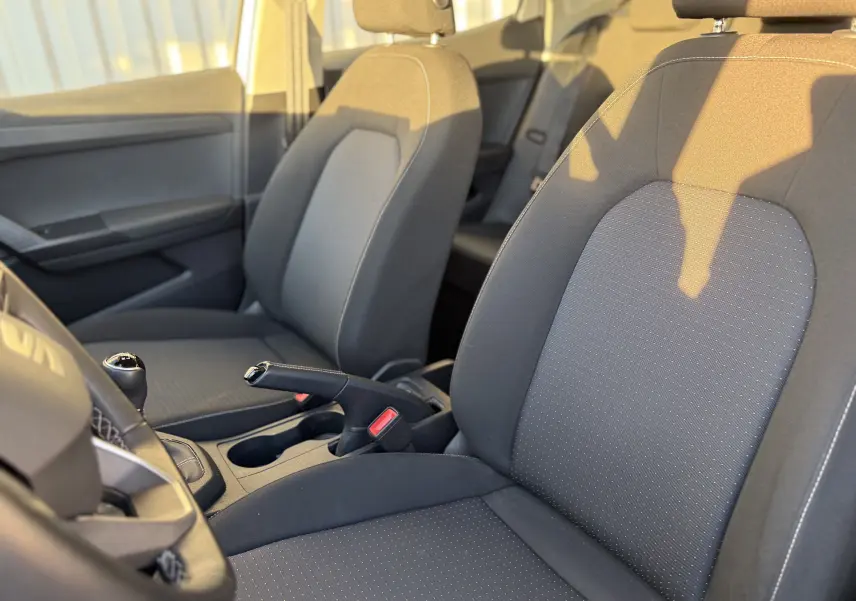 Vue latérale intérieure montrant la banquette arrière grise de la SEAT IBIZA 1.0 MPI 80CH STYLE blanche de 2023.