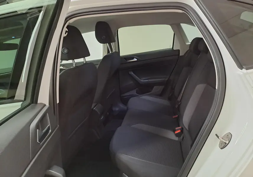 Vue intérieure côté gauche montrant les sièges arrière noirs du Volkswagen Taigo blanc pur 2024.