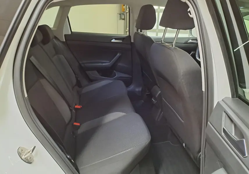 Vue intérieure côté gauche sur les sièges arrière noirs du Volkswagen Taigo blanc pur 2024, finition VW Edition ++.