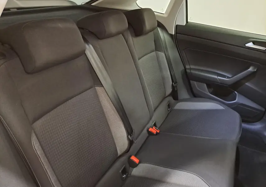 Vue intérieure côté droit des sièges arrière noirs et gris du Volkswagen Taigo 2024, avec ceintures et appuie-têtes visibles.