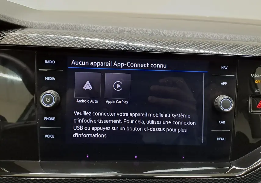 Vue rapprochée de l’écran multimédia du Volkswagen Taigo 2024 avec interface Android Auto et Apple CarPlay.
