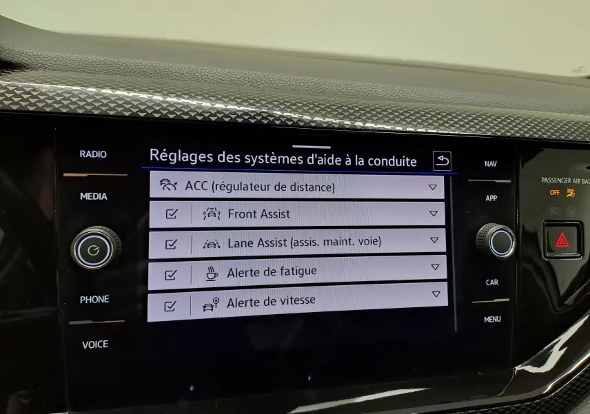 Écran tactile intérieur du Volkswagen Taigo 2024 affichant les réglages des aides à la conduite.