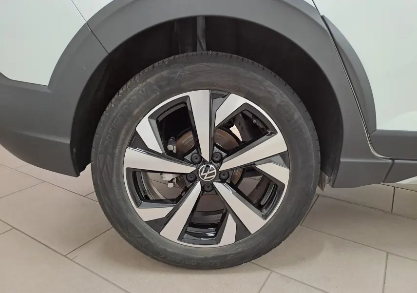 Gros plan sur la jante alliage 17 pouces Aberdeen du Volkswagen Taigo blanc pur, avec pneu 205/55 R17 visible côté arrière droit.