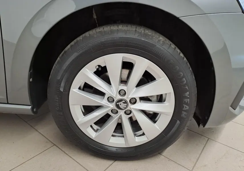 Gros plan sur la roue avant gauche de la Skoda Scala 2025 gris graphite avec jante alliage et pneu Goodyear.