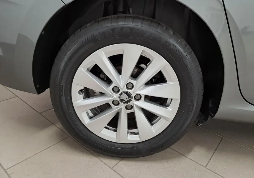 Gros plan sur la roue avant gauche d'une Skoda Scala 2025 gris graphite avec jante alliage et pneu Goodyear.
