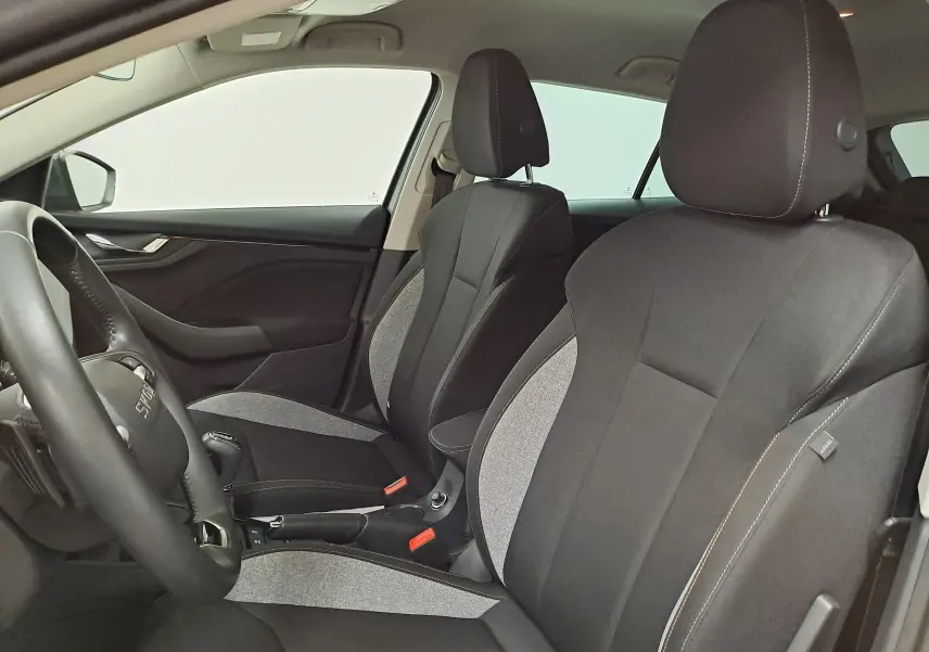 Vue intérieure côté gauche montrant les sièges avant en tissu noir et gris du Skoda Scala 2025.