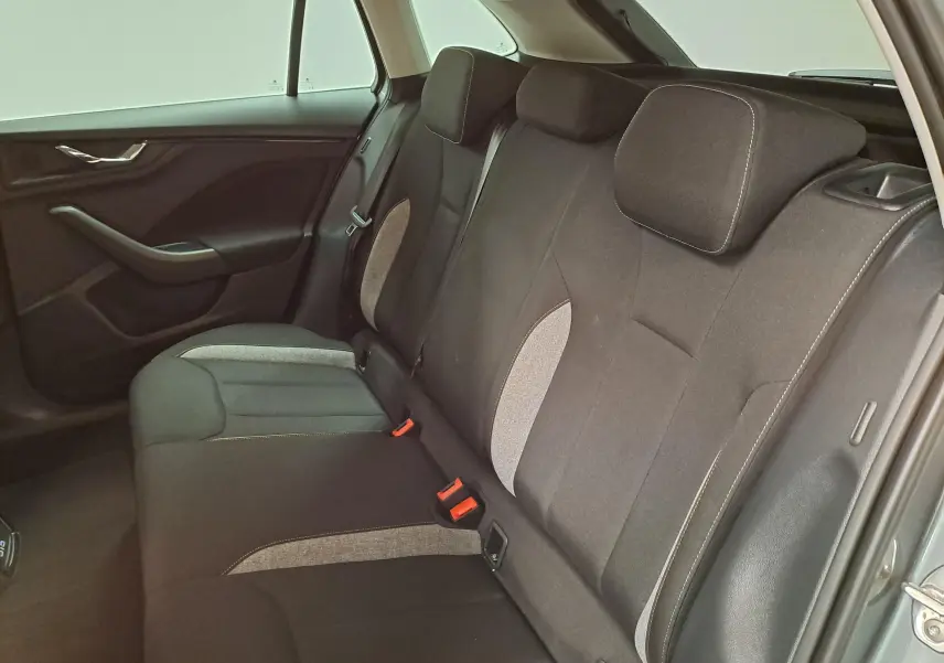 Vue intérieure côté gauche des sièges arrière tissu gris et noir de la Skoda Scala 2025 finition Selection en Gris Graphite.