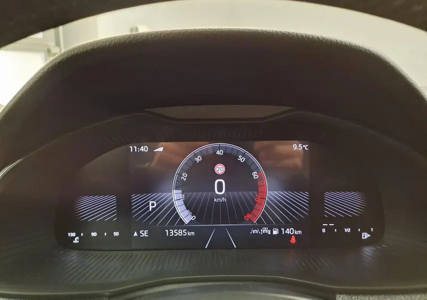 Vue avant du tableau de bord numérique du Skoda Scala gris graphite 2025 avec affichage de la vitesse et kilométrage.