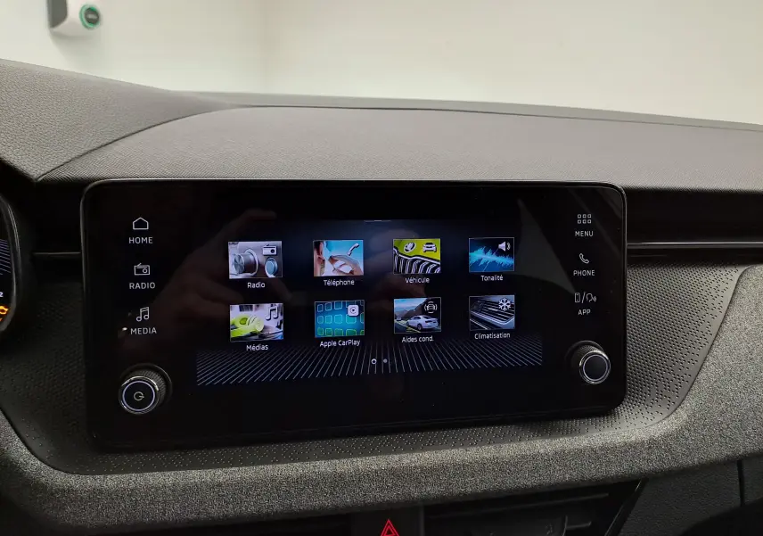 Écran tactile central du tableau de bord de la Skoda Scala 2025, affichant les options multimédia et connectivité.