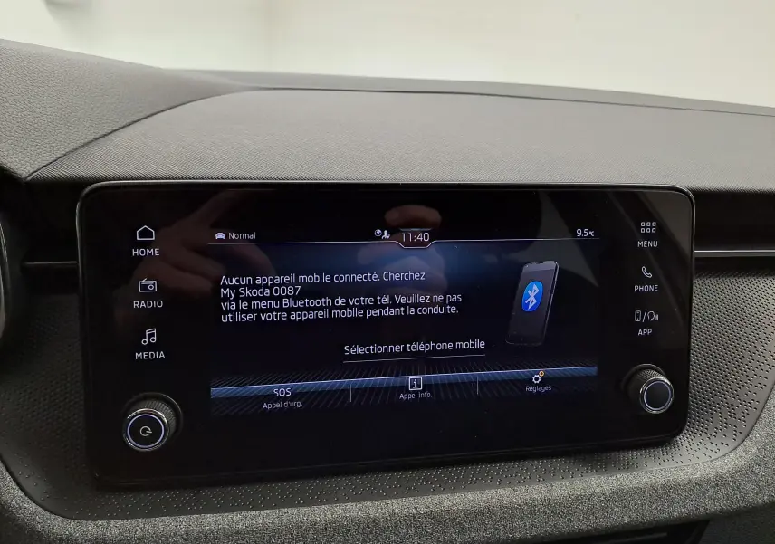 Écran tactile central du tableau de bord de la Skoda Scala 2025, affichant la connexion Bluetooth inactive.
