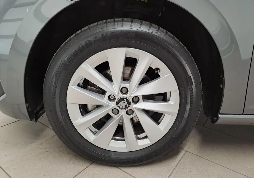 Gros plan sur la roue avant gauche d’une Skoda Scala gris graphite avec jante alliage et pneu Goodyear.