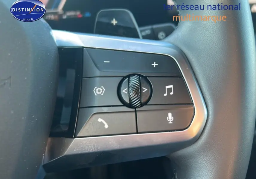 Gros plan sur les commandes multifonctions au volant d’une BMW Série 1 gris Skyscraper, version 118da M Sport Pro.