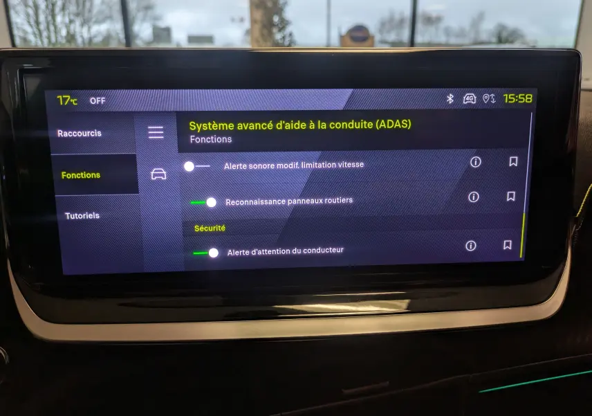 Écran tactile intérieur du Peugeot 2008 Hybrid 145 GT affichant les réglages du système avancé d’aide à la conduite.