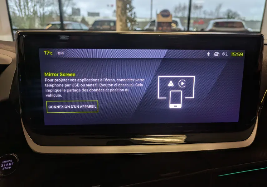 Écran tactile central du Peugeot 2008 Hybrid 145 GT affichant la fonction Mirror Screen en intérieur jour.
