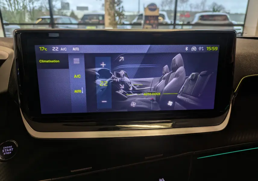 Écran tactile intérieur montrant la climatisation et la configuration des sièges du Peugeot 2008 Hybrid 145 e-DCS6 GT.