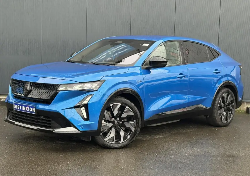 Vue 3/4 avant droite du Renault Rafale 4x4 E-Tech bleu sommet avec calandre noire et jantes alliage diamantées.