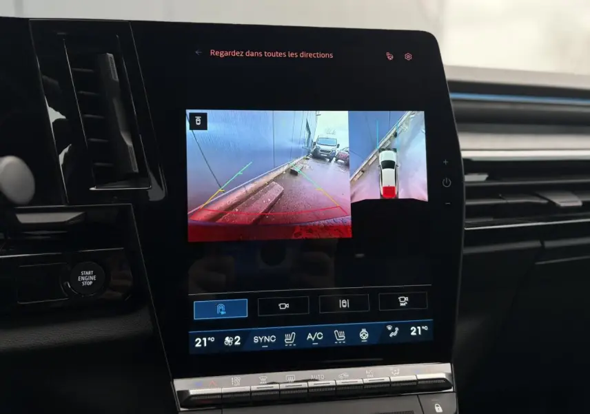 Écran tactile central montrant la caméra 360° en marche arrière dans un Renault Rafale Bleu Sommet 2025.