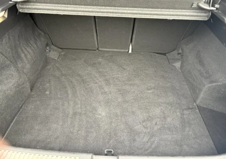 Coffre vide en vue plongeante de la Renault Rafale 4x4 E-Tech Bleu Sommet, intérieur noir.