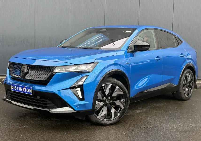 Renault Rafale 4x4 E-Tech bleu sommet en 3/4 avant droit, calandre noire et jantes alliage diamantées noires.