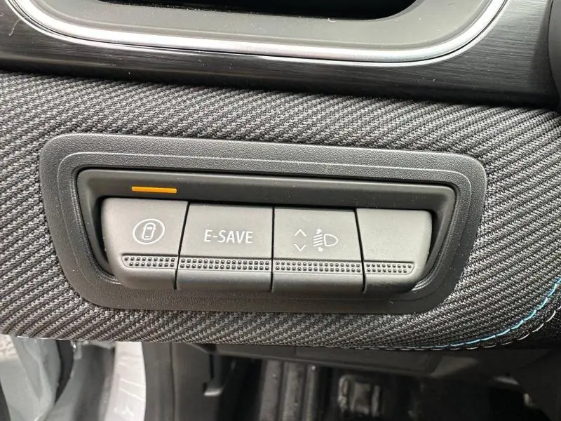 Gros plan sur les boutons de commande du tableau de bord du Renault Captur 2026, finition Gris Rafale/Noir Étoilé.