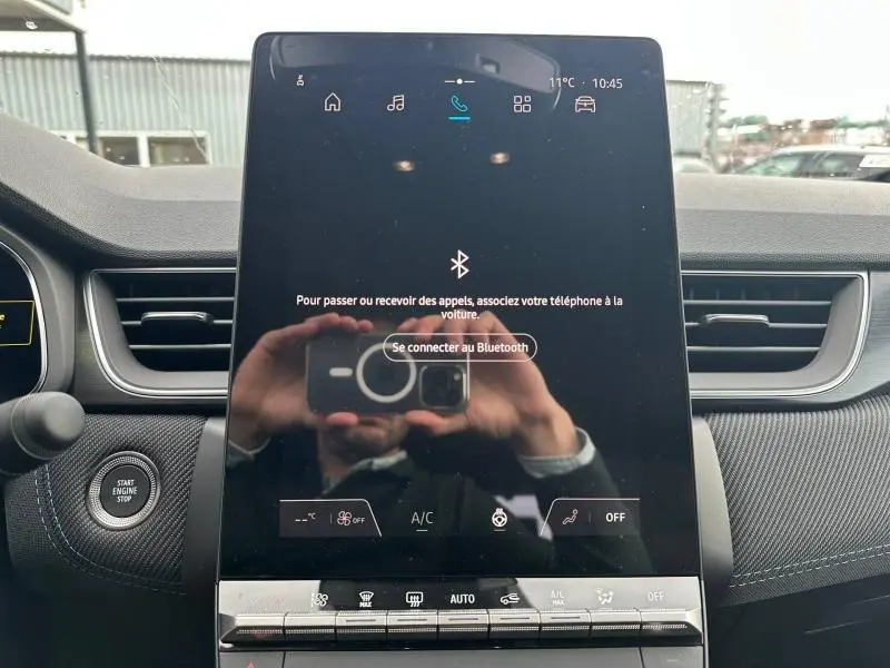 Vue rapprochée de l’écran tactile central du Renault Captur 2026 gris Rafale avec interface Bluetooth affichée.